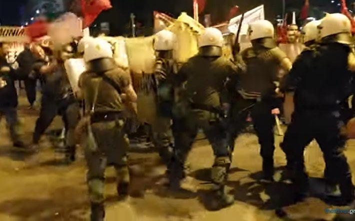Άγριες συγκρούσεις διαδηλωτών – ΜΑΤ την ώρα της ομιλίας Τσίπρα! (βίντεο)